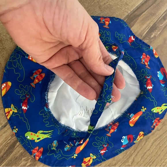 Wee Wave Infant swim/sun hat with strap (13-22 lbs) - Picture 2 of 4
